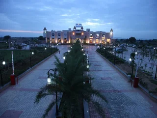 Шахджаханпур: The Lal Vilas Hotel & Resort