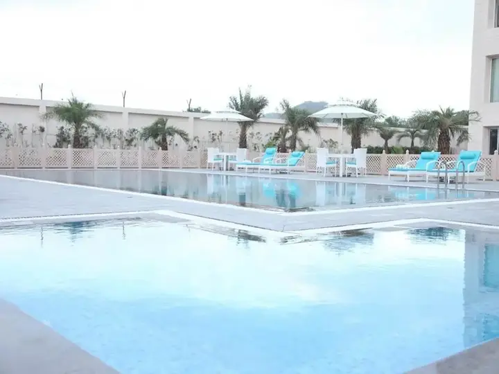 Шахджаханпур: The Lal Vilas Hotel & Resort