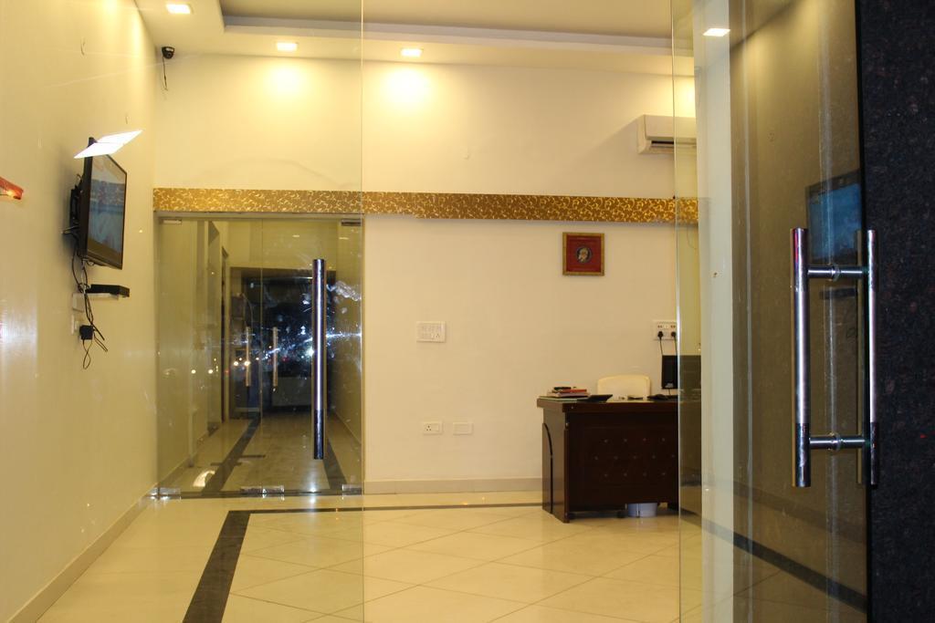 Hotel Crown Plaza — фото 1