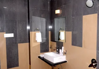 Чакан: Hotel Stonarc