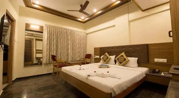 Маниячи: Sri Janakiram Hotels