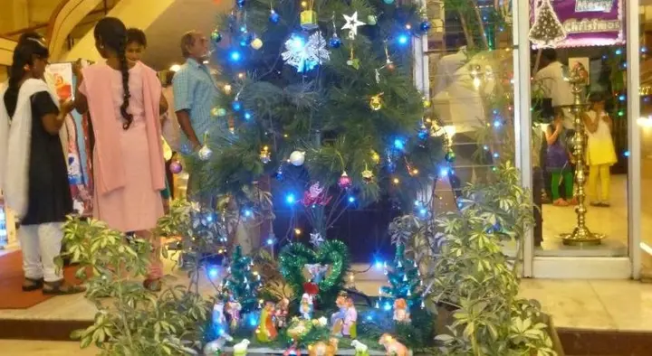 Маниячи: Sri Janakiram Hotels