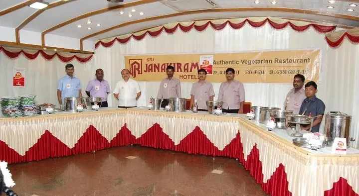 Маниячи: Sri Janakiram Hotels