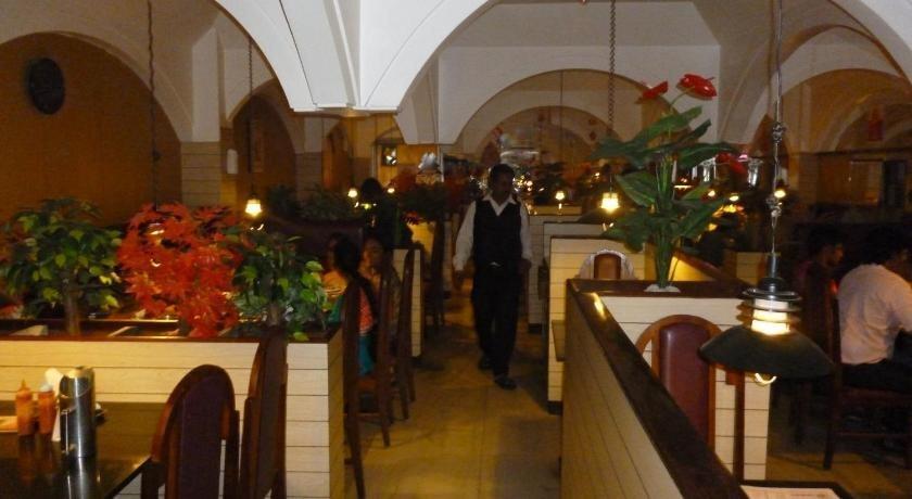 Маниячи: Sri Janakiram Hotels