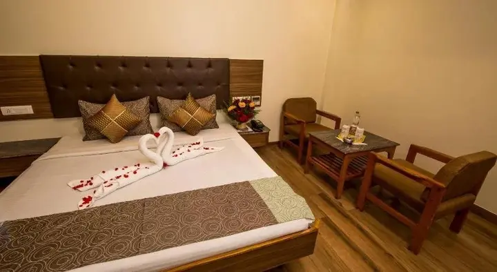 Маниячи: Sri Janakiram Hotels