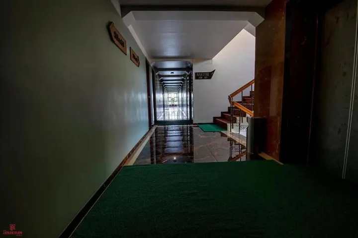 Маниячи: Sri Janakiram Hotels