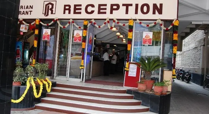 Маниячи: Sri Janakiram Hotels