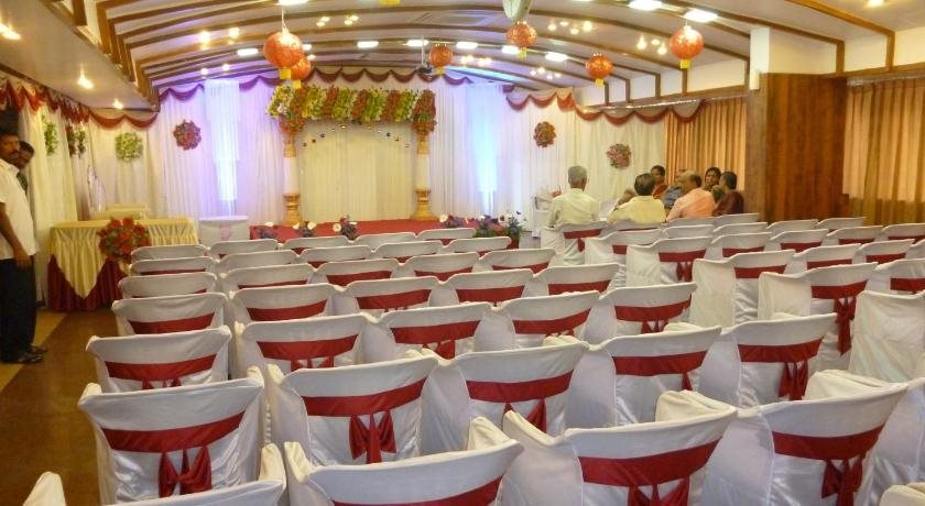 Маниячи: Sri Janakiram Hotels