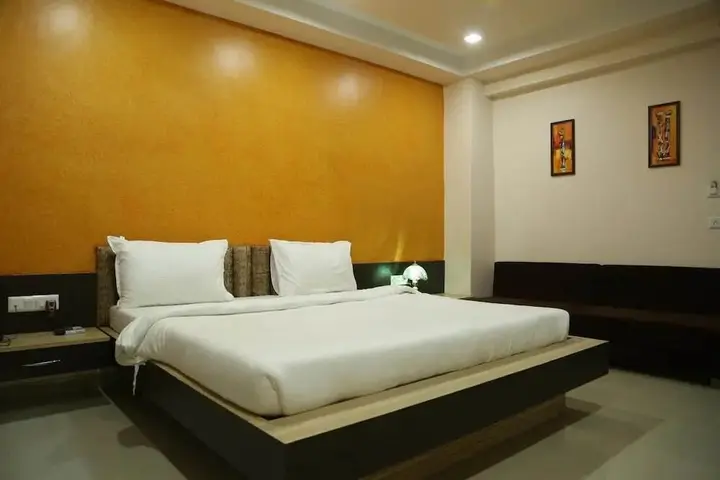 Гандхинагар: Malhaar Resorts