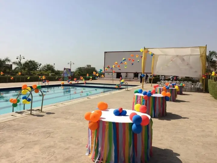 Гандхинагар: Malhaar Resorts