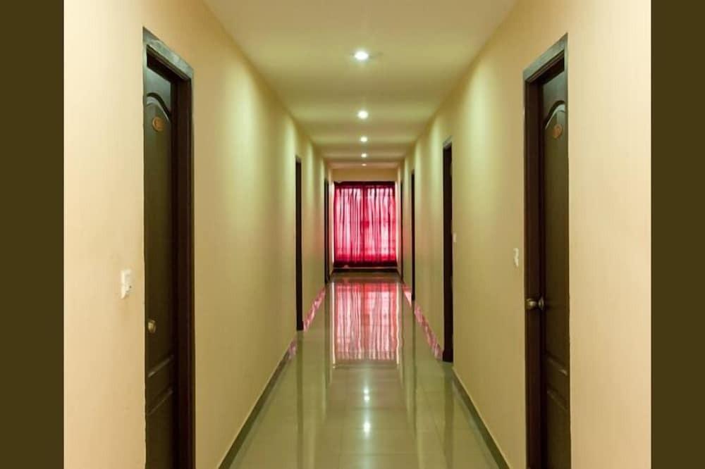 Палани: Hotel Subham