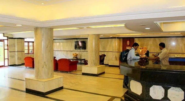 Хосур: Hotel Yasodha Towers