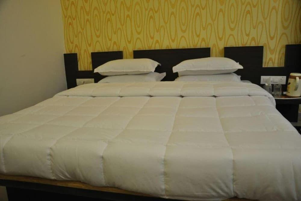 Сатара: Hotel Om Executive