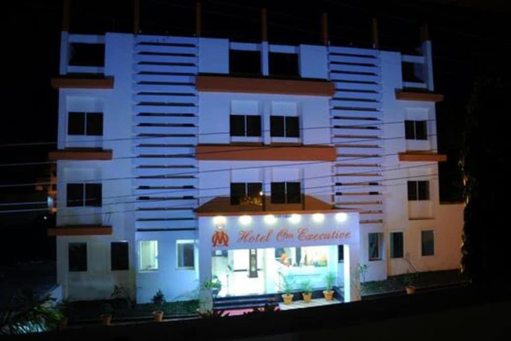 Сатара: Hotel Om Executive