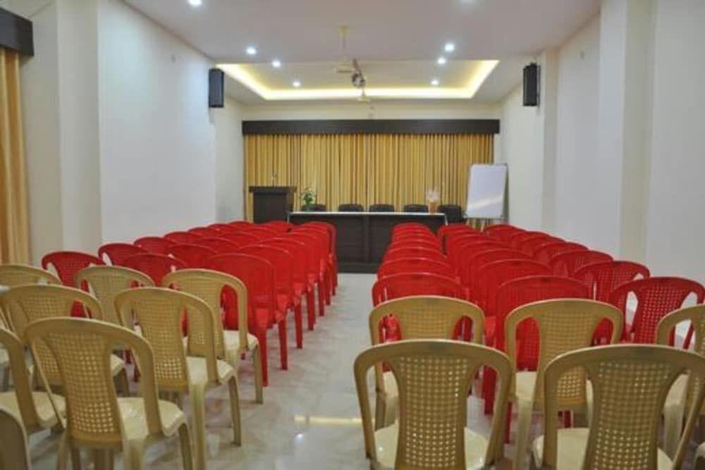 Сатара: Hotel Om Executive