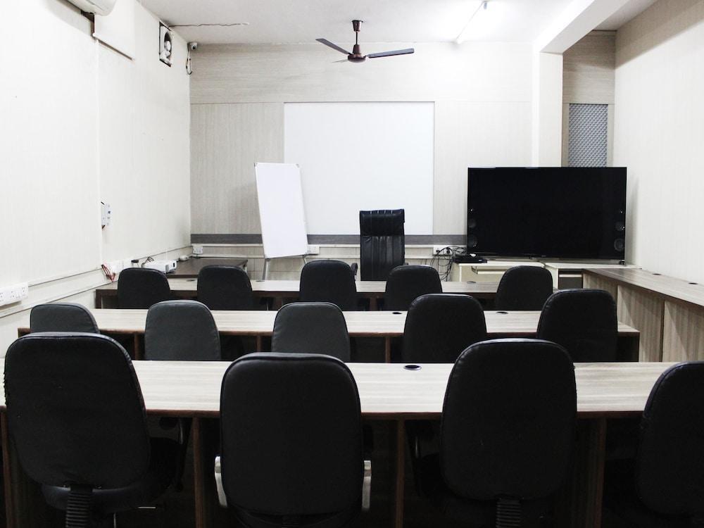 Гуруграм: Hotel Delhi Marine Club Gurgaon