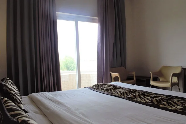 Чандрапур: Tristar Hotels