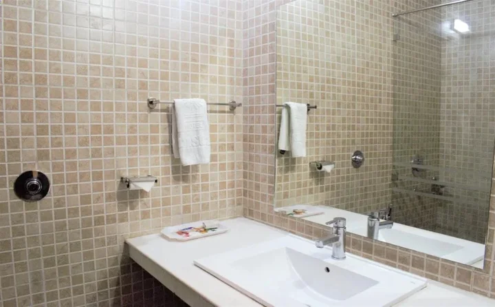 Чандрапур: Tristar Hotels