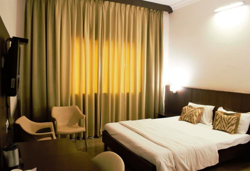 Чандрапур: Tristar Hotels