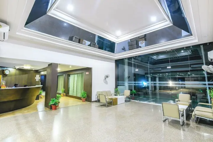 Чандрапур: Tristar Hotels