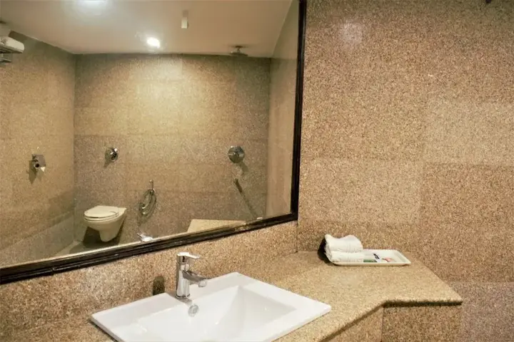 Чандрапур: Tristar Hotels