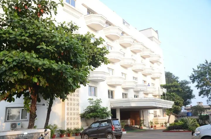 Чандрапур: Tristar Hotels