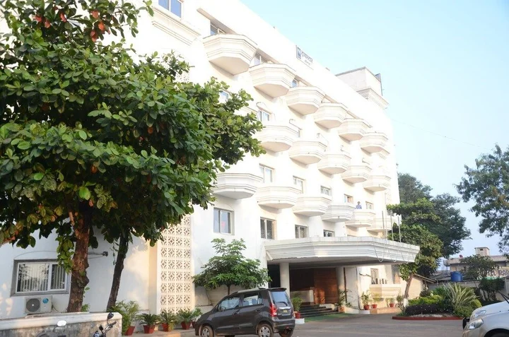 Чандрапур: Tristar Hotels