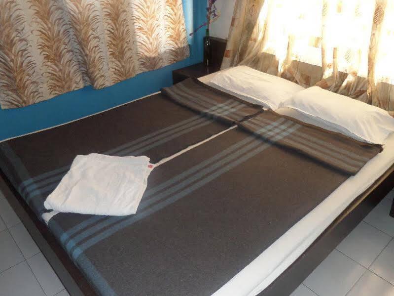 Нашик: Hotel Abhishek