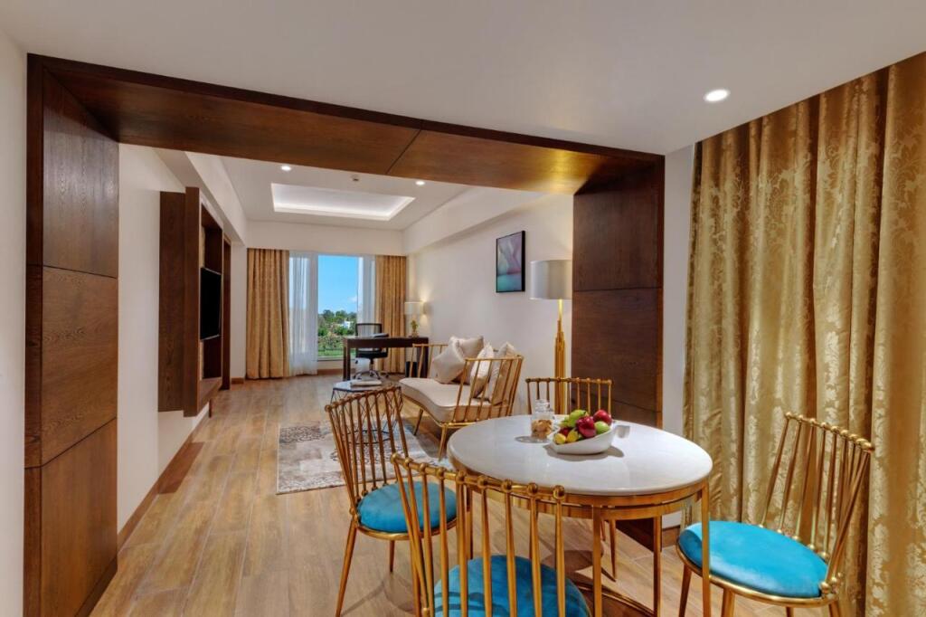 Сатара: The Fern Residency Satara