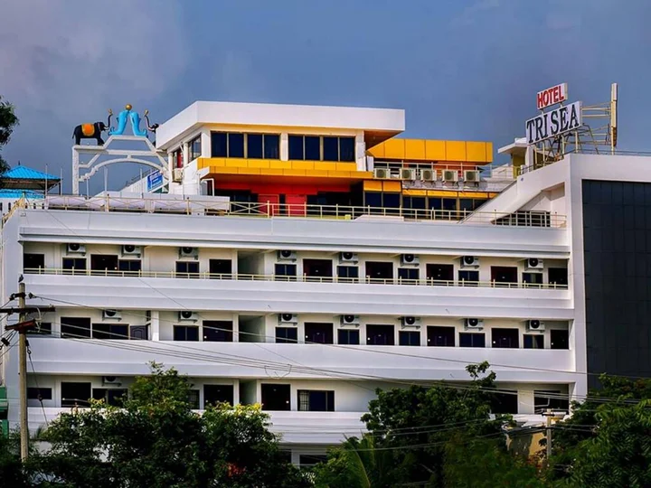 Eraniel: Tri Sea Hotel