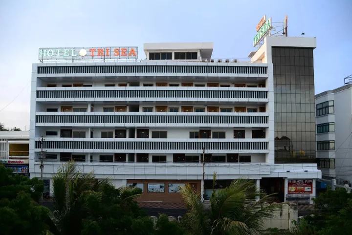 Eraniel: Tri Sea Hotel