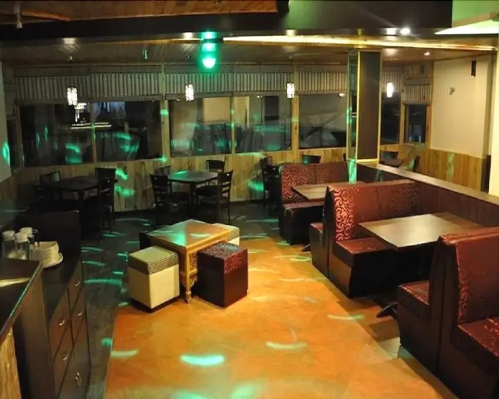 Пеллинг: Juniper Residency