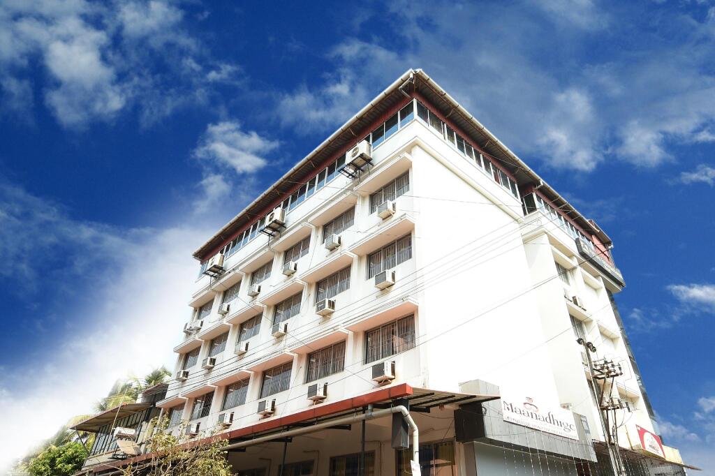 Мангалур: Ayush International Hotel