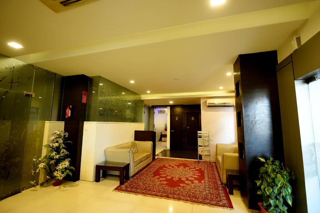 Мангалур: Ayush International Hotel
