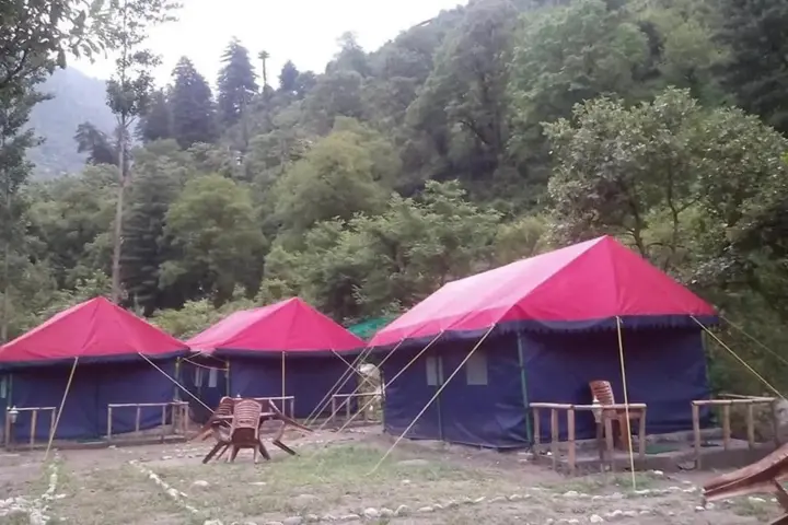 Гушайни: Tirthan Holidays Camp & Cottages