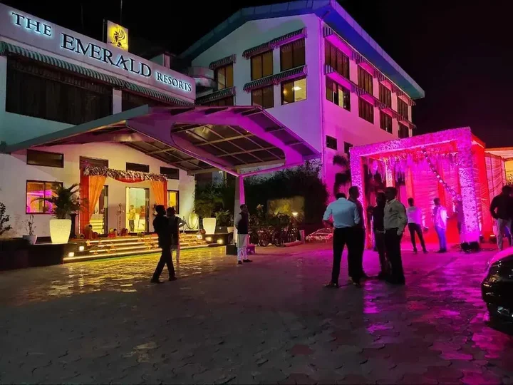Вакад: The Emerald Resort, Pune