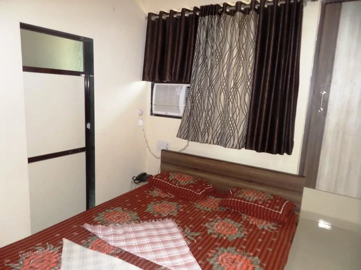 Тхане: Riya Raj Hotel