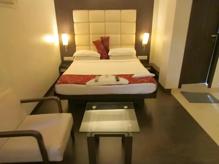 Тхане: Capital O 74167 Hotel Mourya Residency