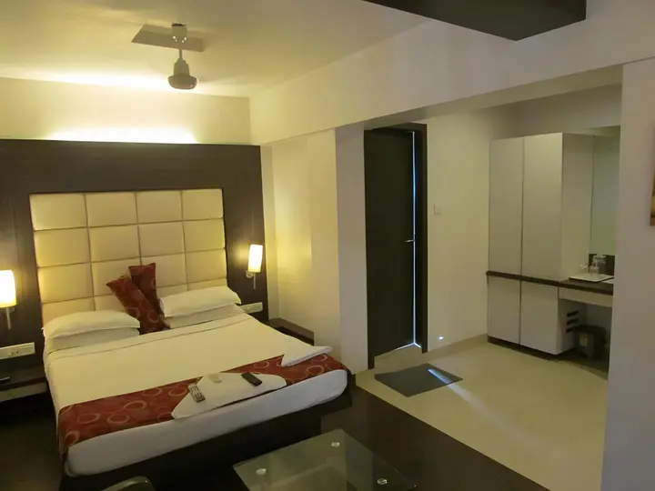 Тхане: Capital O 74167 Hotel Mourya Residency