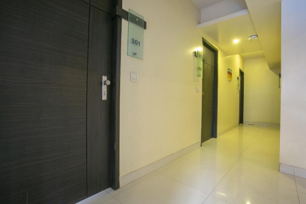 Тхане: Capital O 74167 Hotel Mourya Residency