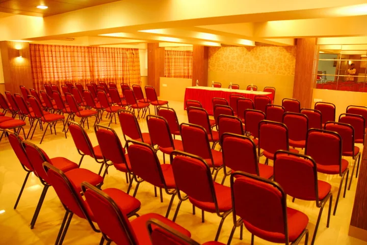Тхане: Capital O 74167 Hotel Mourya Residency