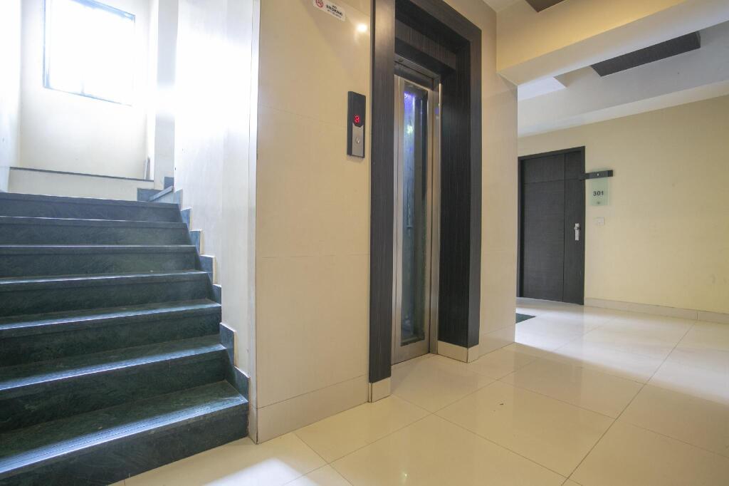 Тхане: Capital O 74167 Hotel Mourya Residency