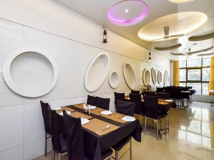 Колхапур: Hotel Mangesh Plaza by OYO