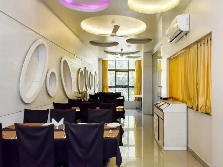 Колхапур: Hotel Mangesh Plaza by OYO