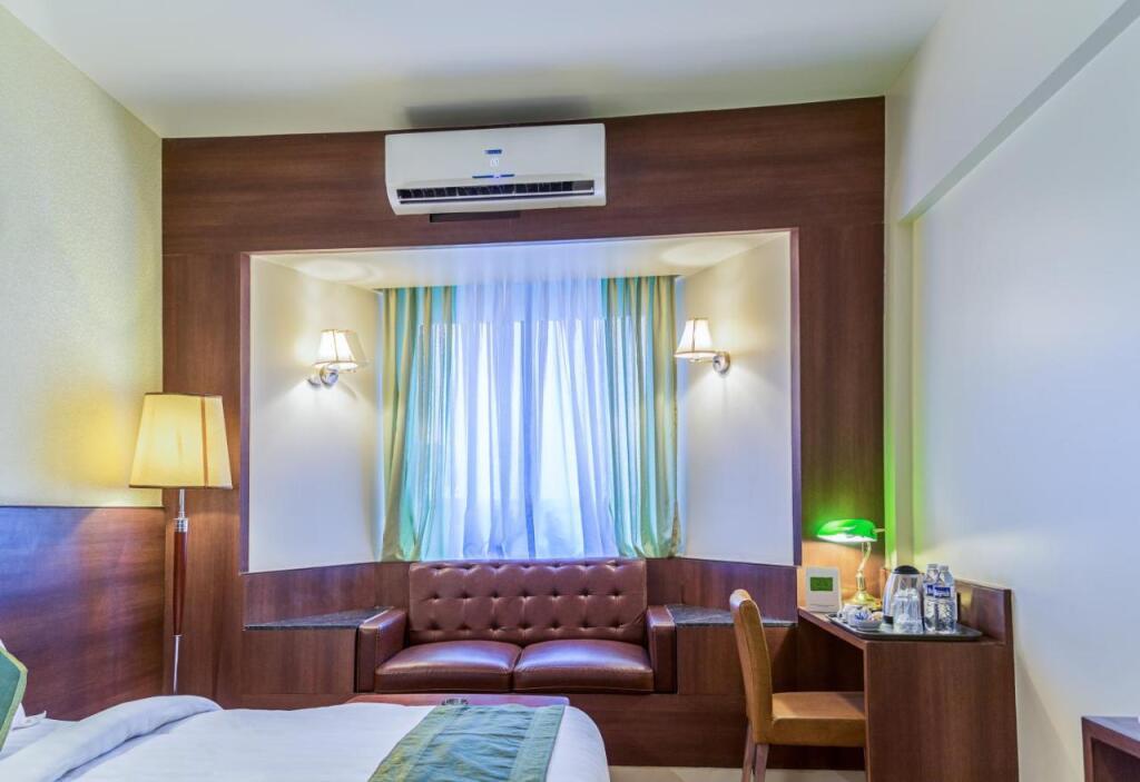 Пимпри-Чинчвад: Treebo Premium Grand Emerald