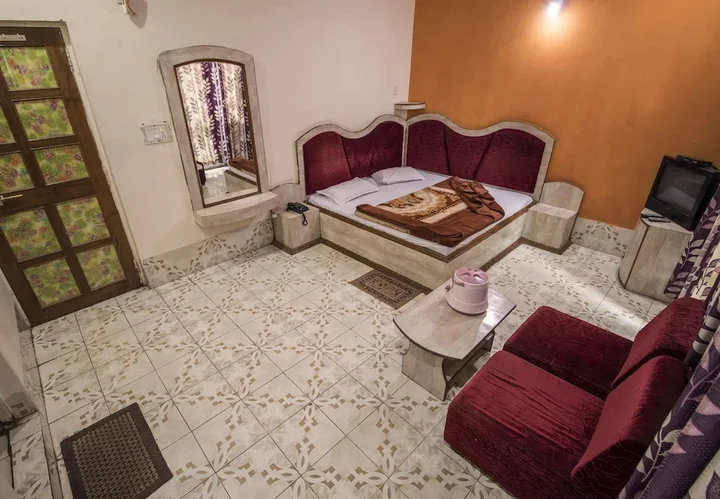 Пачмарай: Hotel Natraj