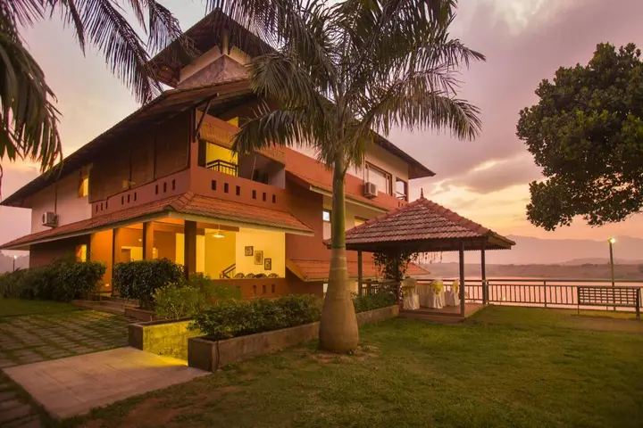 Султан-Батери: Vistara Resort