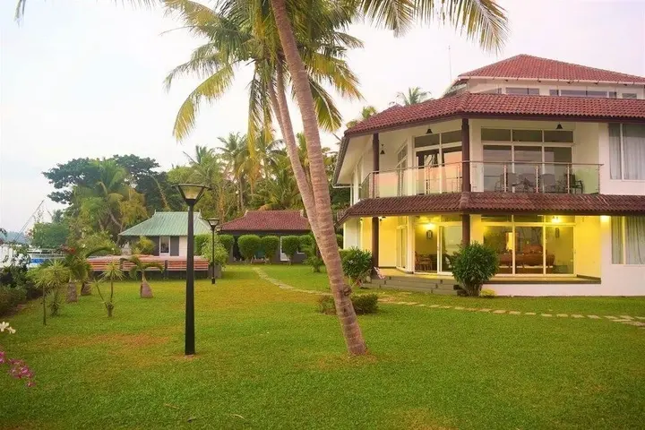 Куруппумтара: Blusalz Manor Waters Edge