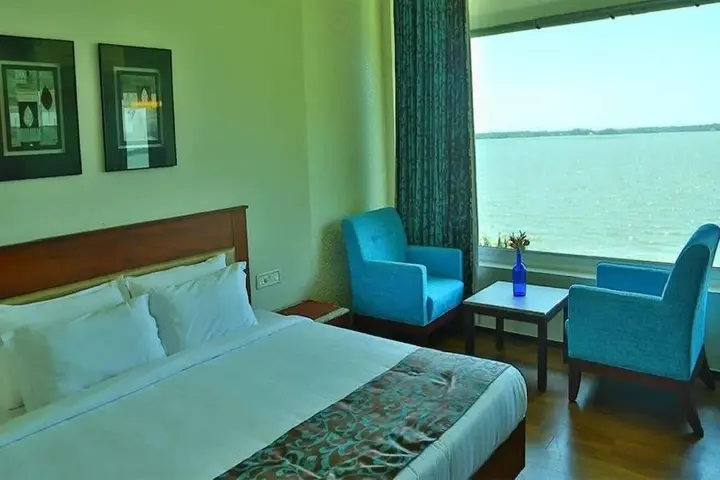 Куруппумтара: Blusalz Manor Waters Edge