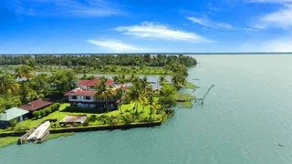 Куруппумтара: Blusalz Manor Waters Edge